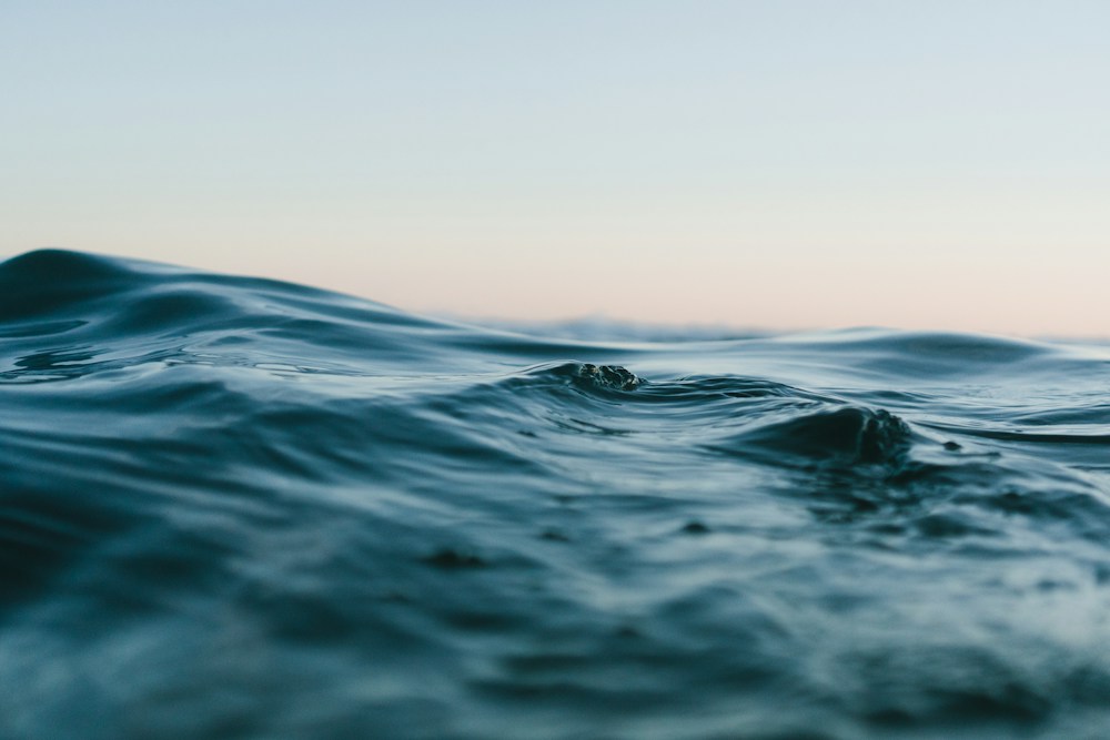 Gentle waves beneath an open ocean horizon